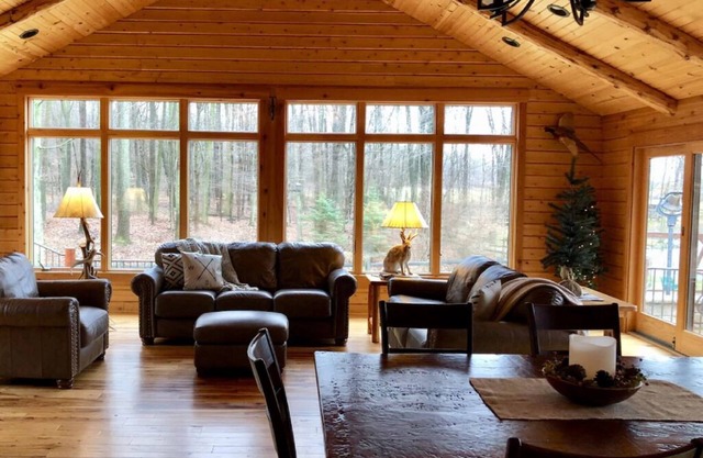Beautiful Log Cabin nestled in the woods of Amish Country. Relax in our hot tub!