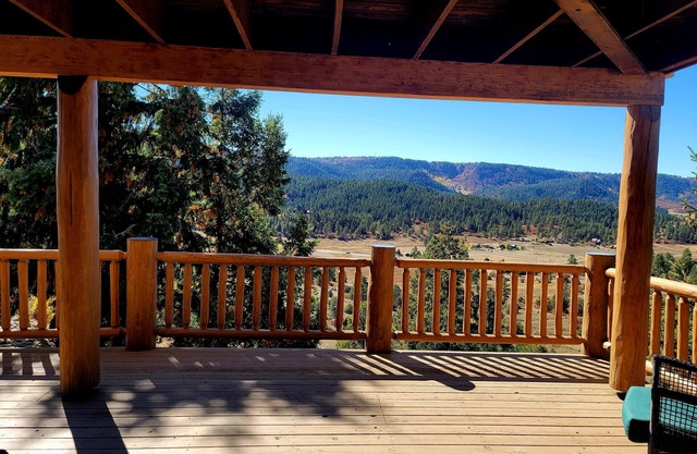 Beautiful log home with big valley mountain views!