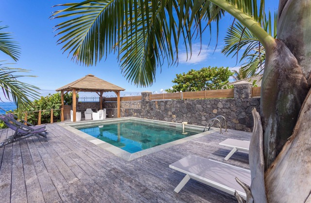 BEAUTIFUL LUXURY VILLA ON THE SEAFRONT