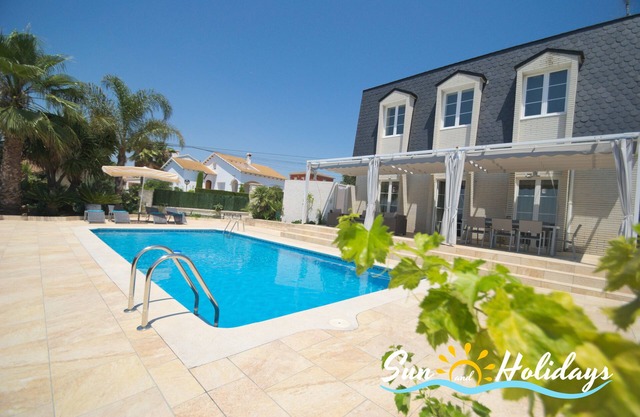 Beautiful luxury villa Oasis for 7 people with private pool