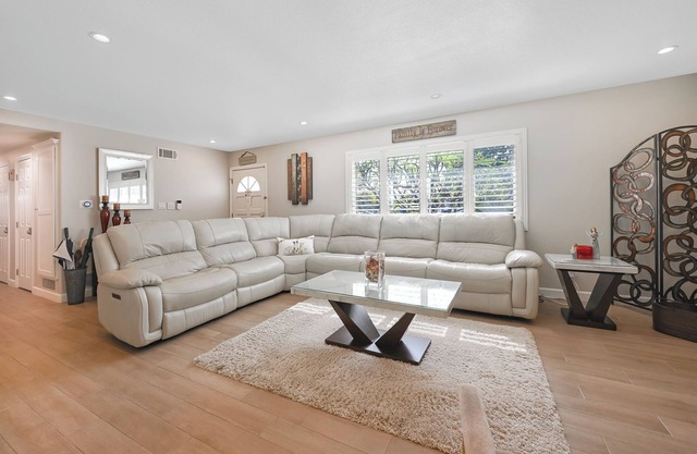 Beautiful Modern Clean Family 1 Story Home! Near Disneyland, Chapman Convention