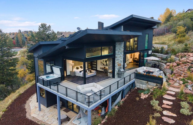 Beautiful mountain home w/endless entertainment! BOOK NOW! 30 DAY Req'd