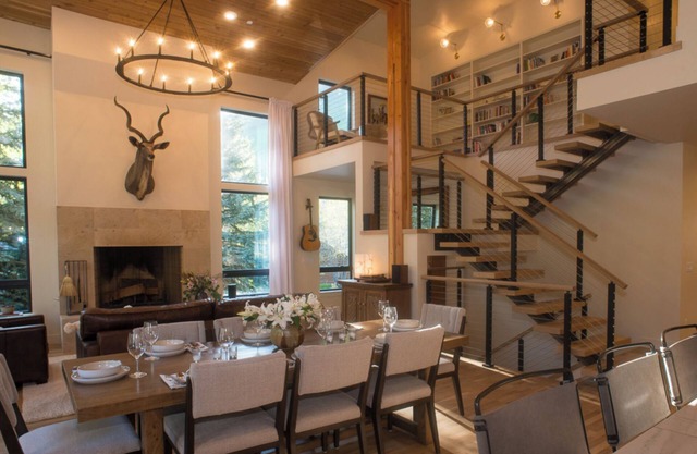 Beautiful Mountain Modern Home with well equipped kitchen. Perfect for families.