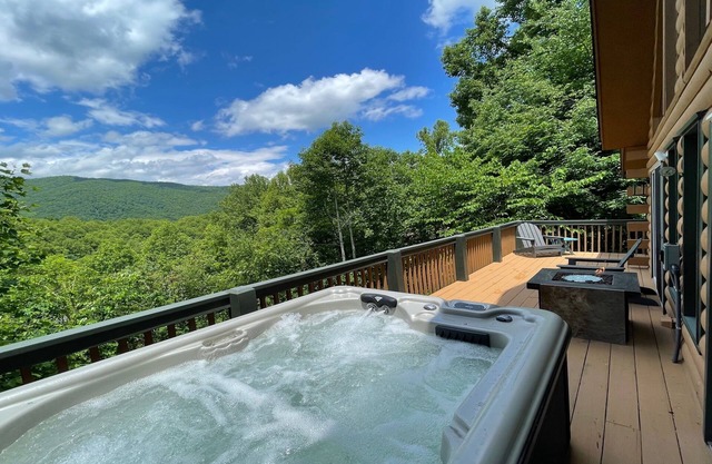 Beautiful mountain view! SAUNA, HOT TUB, Pool Table, and Fast WIFI! Pet friendly