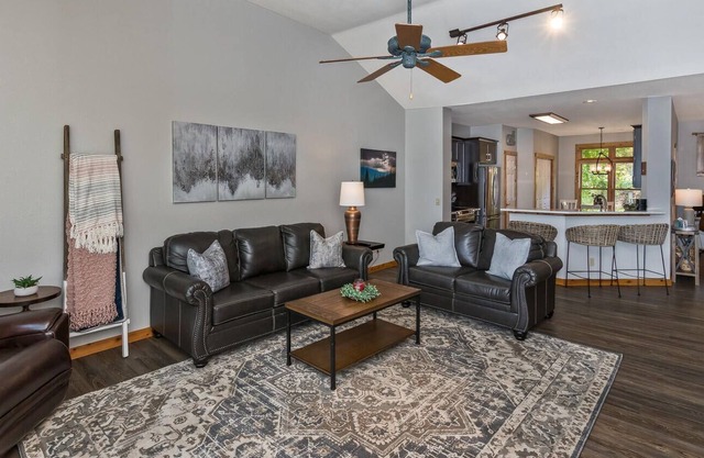 Beautiful Mountain Views~Comfortable and Stylish Home~
