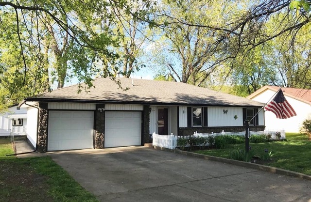 Beautiful Neighborhood Home With Outdoor Gameroom