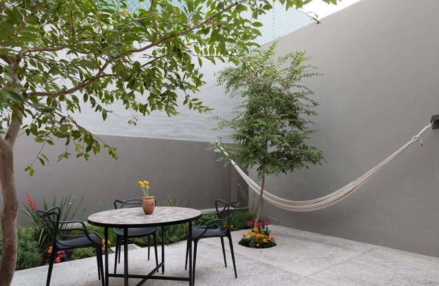 Beautiful, New Apartment with Private Garden