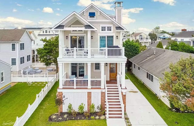 Beautiful new home, professionally decorated with pool close to town and beach