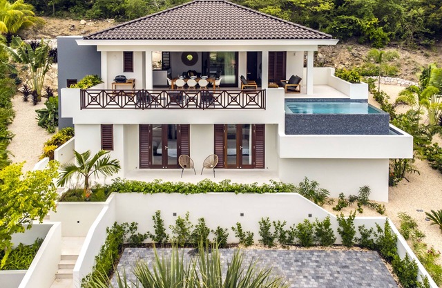 Beautiful new luxurious villa in Caribbean style with pool - 2min walk to beach.
