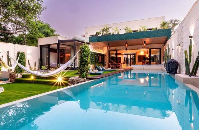 BEAUTIFUL NEW VILLA UP TO 21 PEOPLE - GYM/POOL/JACUZZI/UNDERGROUND BAR