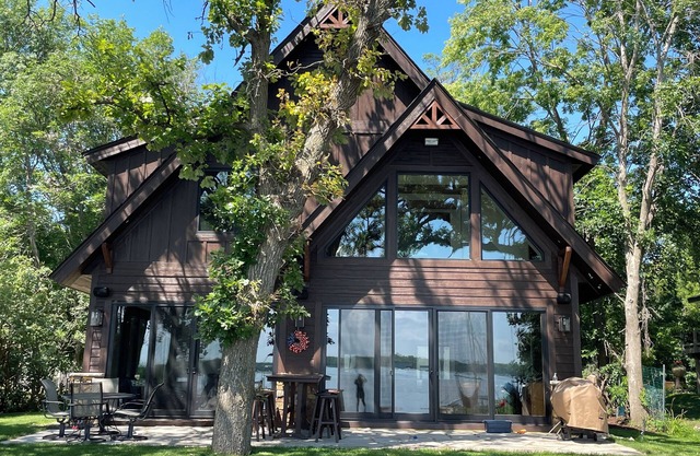 Beautiful, newly custom built, lake-front cabin on Lake Independence.