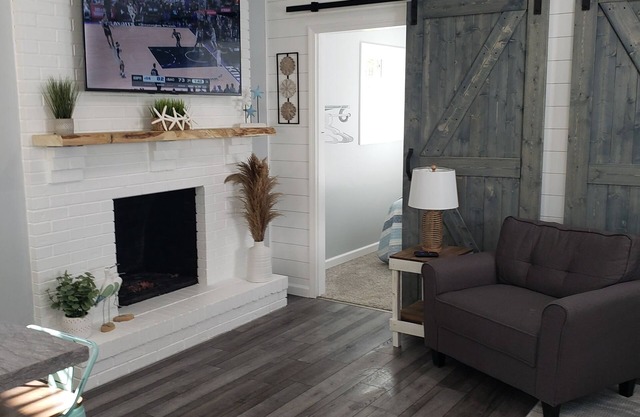 Beautiful newly remodeled cottage - Walk to strip, close to spire