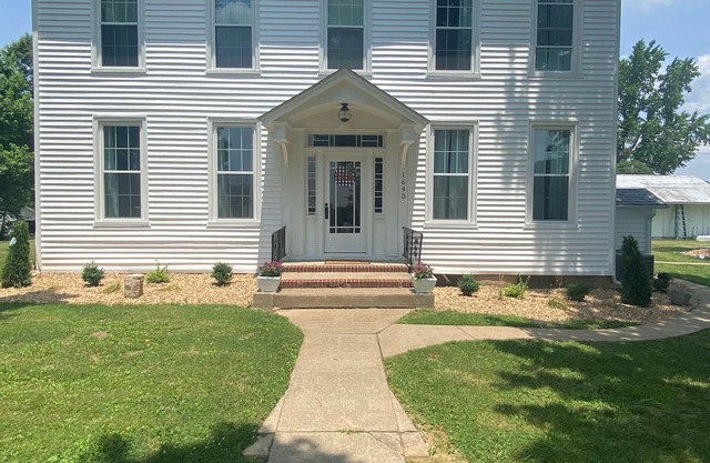 Beautiful newly renovated farm house overlooking 5 acre lake. *New Rates *