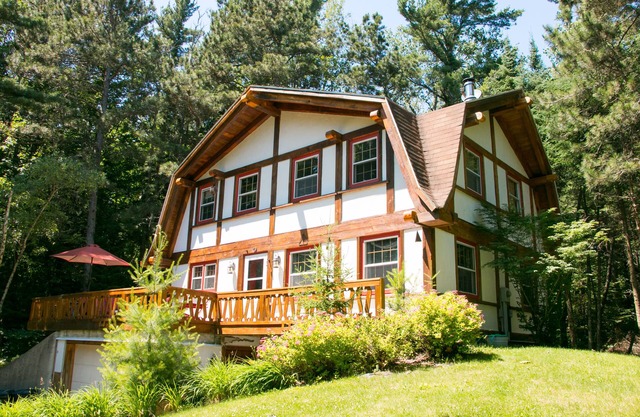Beautiful Norwegian Timber Frame in Whitefish Bay - Pristine Beach/Trails Galore