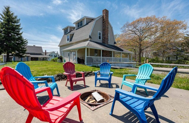 Beautiful Ocean Point Escape, Tennis courts and a short walk to The Wilson Chapel. Short walk to Grimes Cove for swimming.