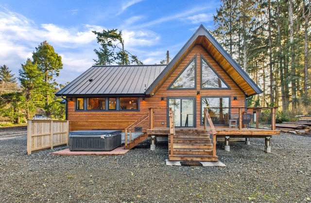 Beautiful Ocean View Cabin and Hot Tub!