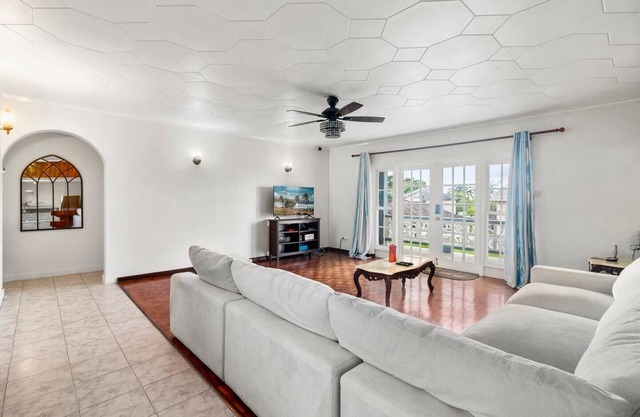 Beautiful Oistins Home away from Home|Mins Drive from Beach