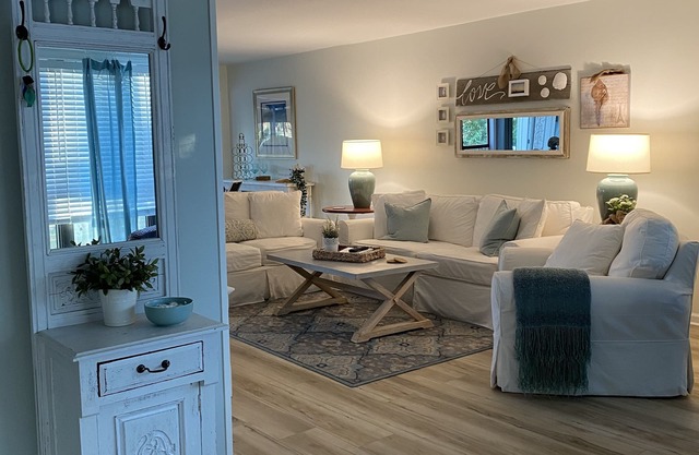 Beautiful One-Story Cottage Just Minutes From White Sand Beach, with Golf Cart!