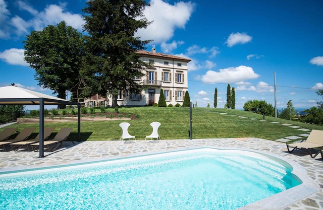 Beautiful private villa for 12 guests with private pool, WIFI, A/C, TV, patio and panoramic view