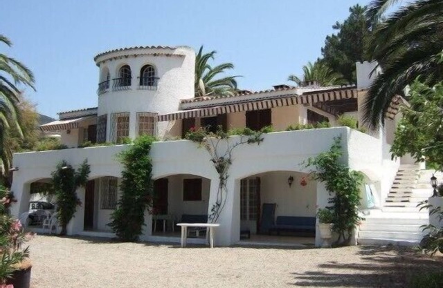 Beautiful peaceful villa, luxury, waterfront, great bay views Ajaccio, tennis
