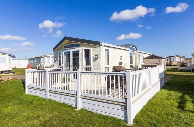 Beautiful, pet friendly caravan by the beach in Suffolk ref 40126ND