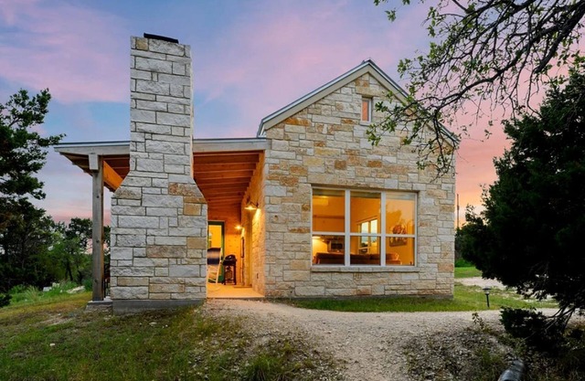 Beautiful Pet-Friendly Cottage with Outdoor Fireplace for a Wonderful Escape in Nature near Austin, Texas