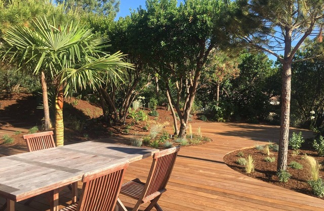 Beautiful plush villa with terrace and landscaped garden, quiet, close to the beaches