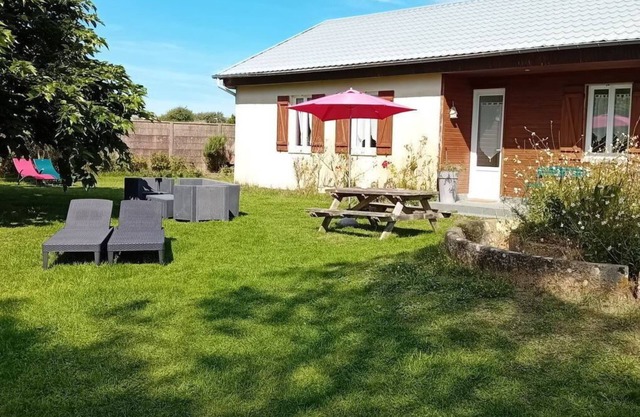 Beautiful private villa for 6 people with WIFI, TV, pets allowed and parking