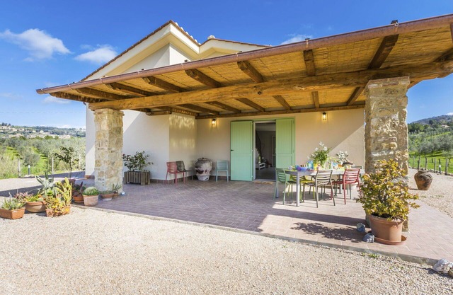 Beautiful private villa for 6 guests with WIFI, A/C, TV, terrace, pets allowed and panoramic view