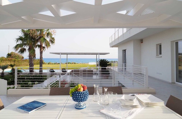 Beautiful private villa with private pool, sauna, hot tub, WIFI, A/C, TV, patio and panoramic view