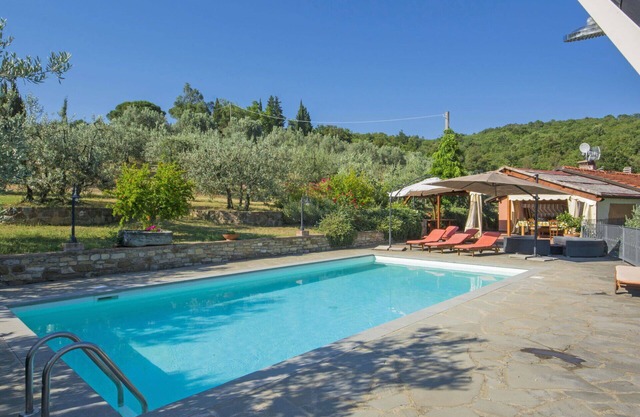 Beautiful private villa with WIFI, private pool, TV, patio, pets allowed, panoramic view and par.