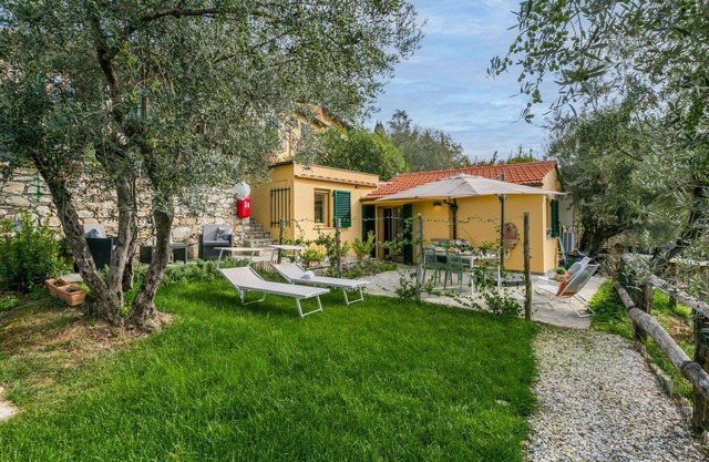 Beautiful private villa for 4 guests with pool, WIFI, A/C, TV and panoramic view