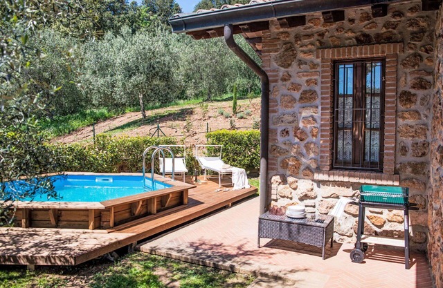 Beautiful private villa for 4 people with private pool, WIFI, A/C, TV, patio and pets allowed