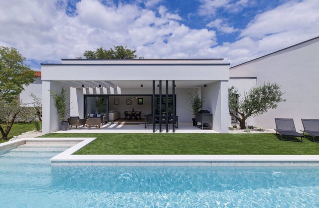 Beautiful private villa for 6 guests with private pool, WIFI, A/C, hot tub, TV, terrace and park.