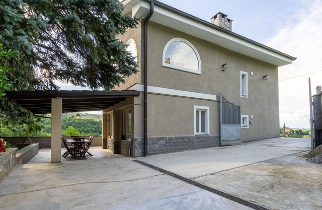 Beautiful private villa for 6 guests with WIFI, A/C, TV, patio and panoramic view
