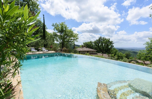 Beautiful private villa with private pool, A/C, WIFI, TV, veranda and parking, close to Siena