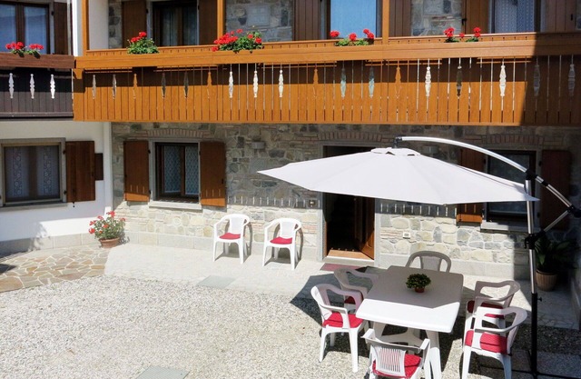 Beautiful private villa for 8 guests with WIFI, TV and patio