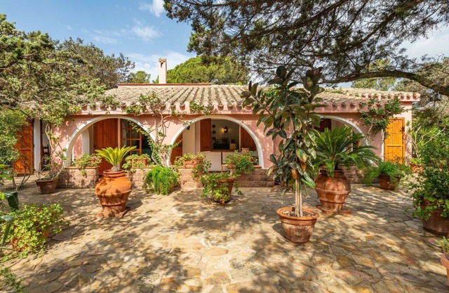 Beautiful private villa for 8 people with A/C, TV, patio and pets allowed