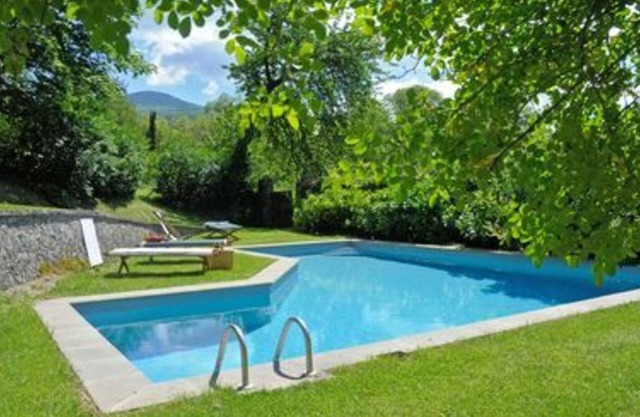 Beautiful private villa for 4 guests with WIFI, pool, TV and parking