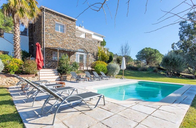 Beautiful private villa with WIFI, private pool, TV, terrace, pets allowed, panoramic view, parking