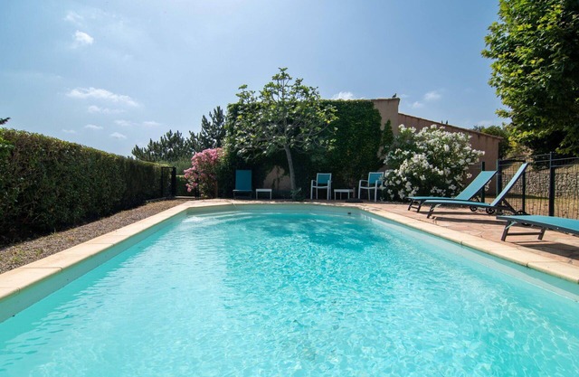 Beautiful private villa for 6 guests with WIFI, private pool, TV, terrace, pets allowed and park.