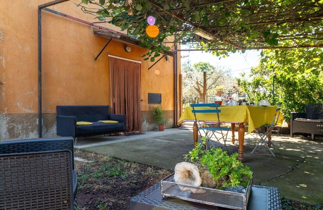 Beautiful private villa for 5 people with WIFI, A/C, TV, patio and pets allowed