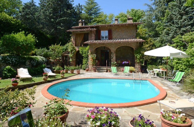 Beautiful private villa for 6 people with private pool, WIFI, TV, patio, pets allowed and parking