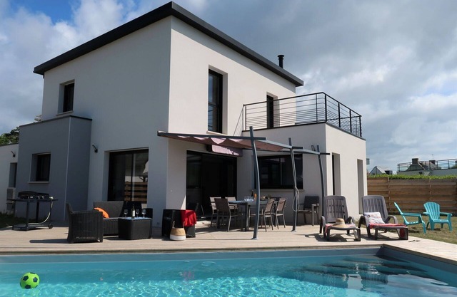 Beautiful private villa for 8 guests with private pool, WIFI, TV, terrace, pets allowed and park.