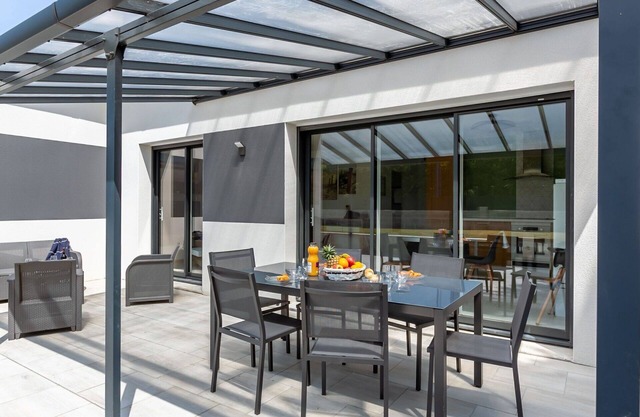Beautiful private villa for 4 people with hot tub, WIFI, TV, terrace, pets allowed and parking