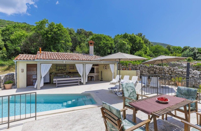 Beautiful private villa for 8 guests with WIFI, A/C, private pool, TV, terrace and parking