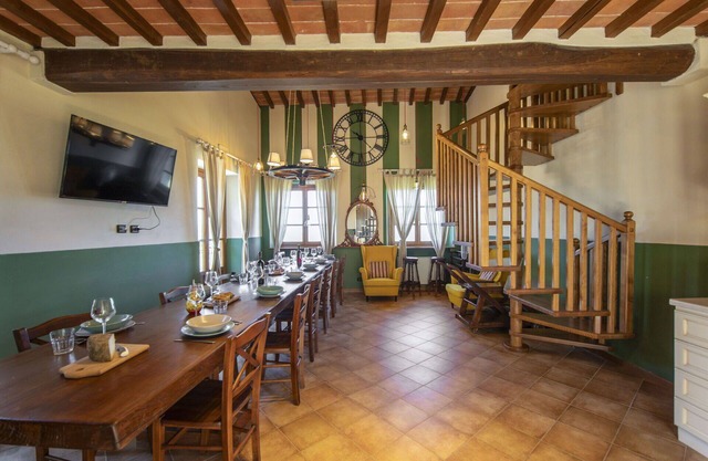 Beautiful private villa for 10 guests with private pool, hot tub, A/C, WIFI, TV, terrace and par.