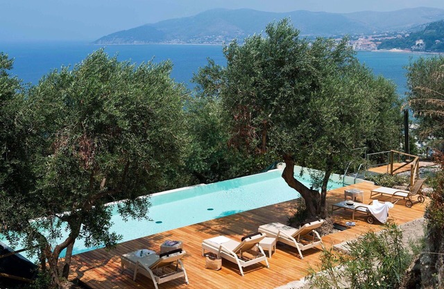 Beautiful private villa for 18 guests with private pool, WIFI, A/C, TV, terrace and parking