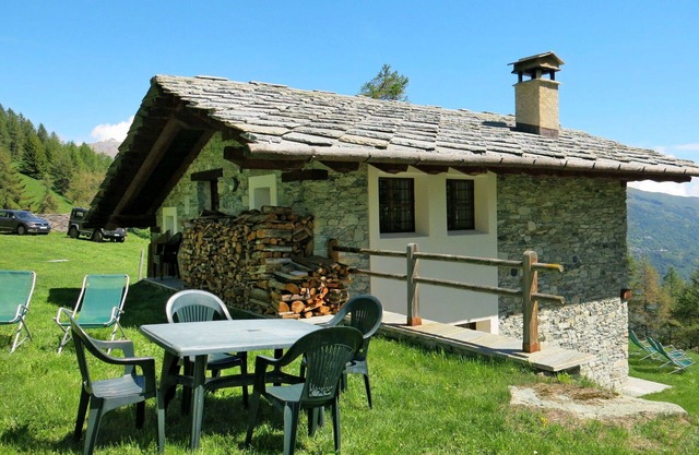 Beautiful private villa for 9 guests with TV, patio and parking