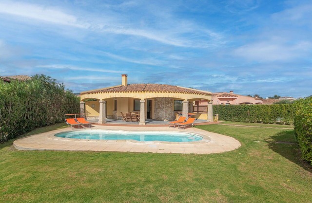 Beautiful private villa for 8 guests with A/C, WIFI, private pool, TV, patio and parking